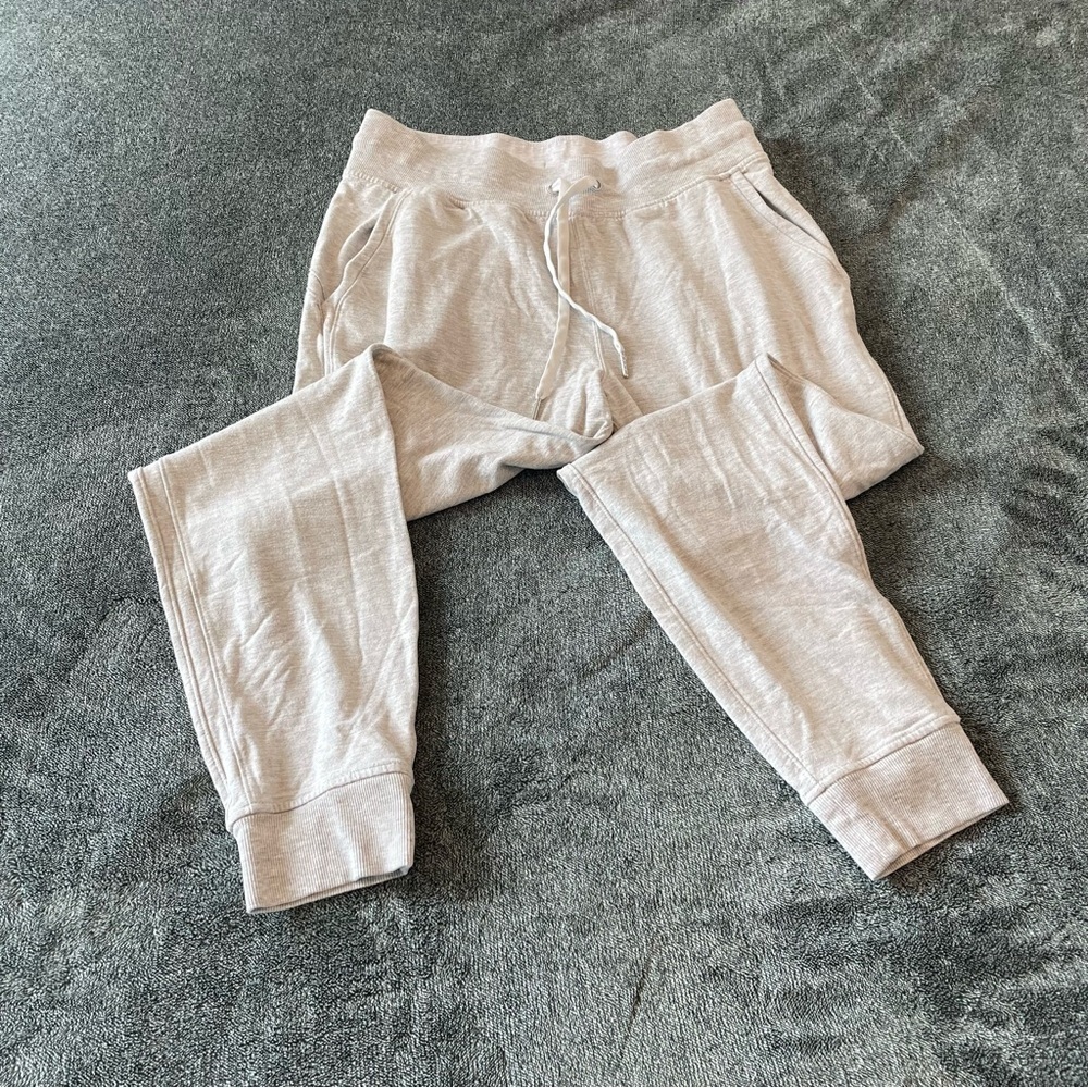 Lululemon Warm Down High-Rise Jogger
Heathered Core Ultra Light Grey Size 8 - Picture 5 of 14